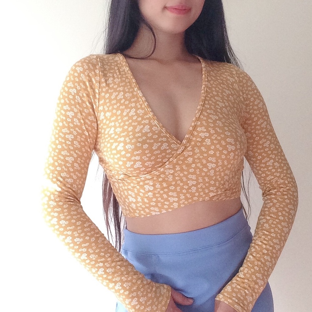 🚫SOLD🚫 Floral yellow faux wrap top